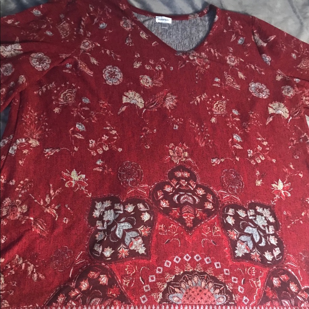 Like new Avenue Blouse w/ bell sleeves